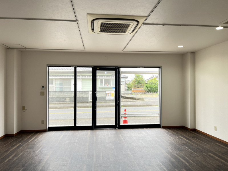 アースシェア 1階店舗（中央）